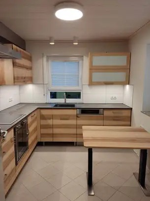 Massivholz-Oberschrank mit weißer Glasfüllung im Rahmen Massivholz-Oberschrank mit weißer Glasfüllung im Rahmen