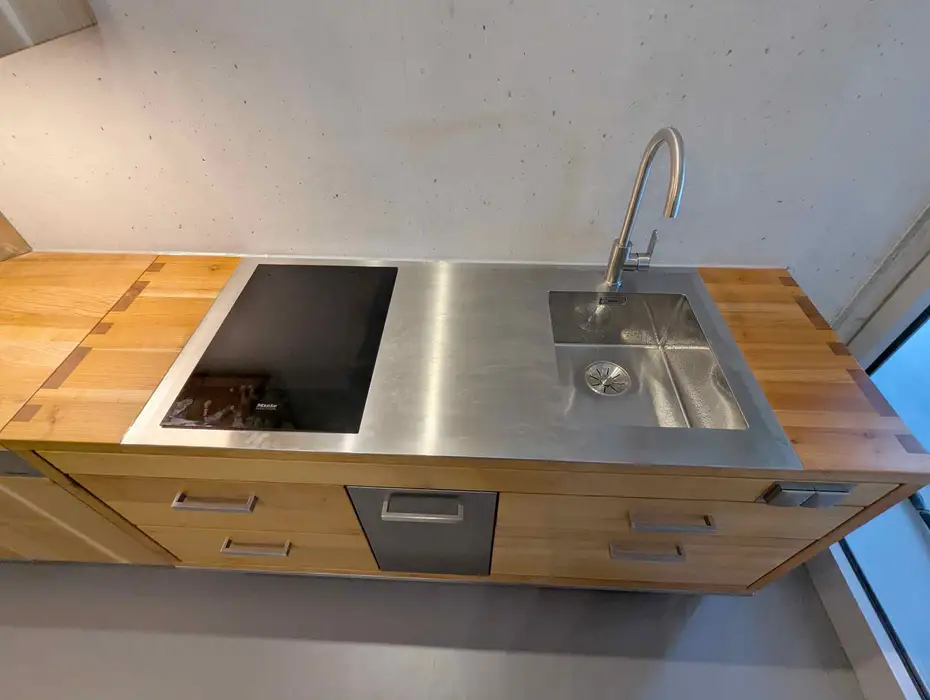 Edelstahlarbeitsplatte aus einem Stück mit eingeschweißter Spüle 