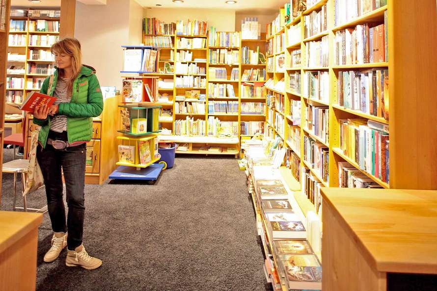 Objekteinrichtung mit Bücherregalen 