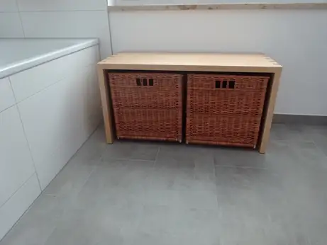 Geölte Massivholzmöbel im Bad 