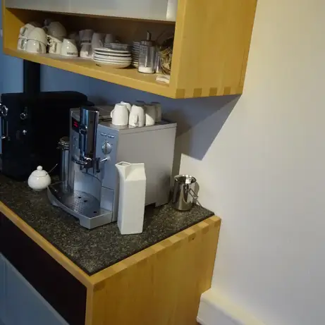 Fingerzinken im Sideboard und Oberschrank 