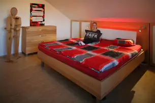 Bett mit Stahlfüßen Bett mit Stahlfüßen