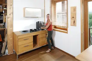 Schaltbares Glas im Oberschrank Schaltbares Glas im Oberschrank