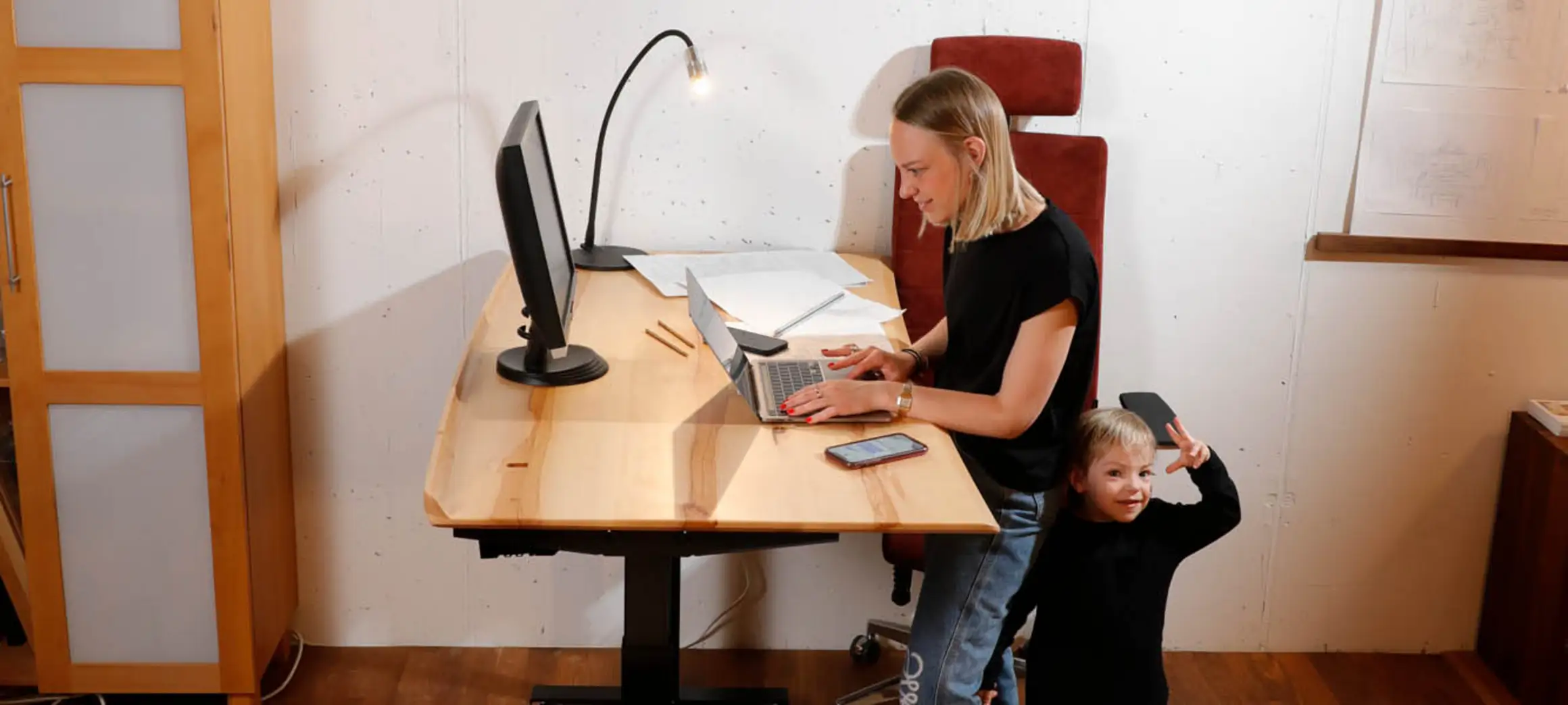 Höhenverstellbare Schreibtische in liebevoller Einzelanfertigung fürs Büro oder Homeoffice