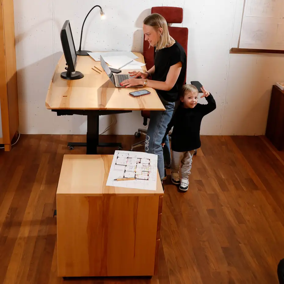 Höhenvestellbarer Schreibtisch mit hochgezogener Hinterkante Höhenvestellbarer Schreibtisch mit hochgezogener Hinterkante