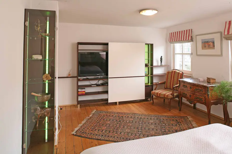 Thermobuchen-Massivholz-TV-Schrank Thermobuchen-Massivholz-TV-Schrank