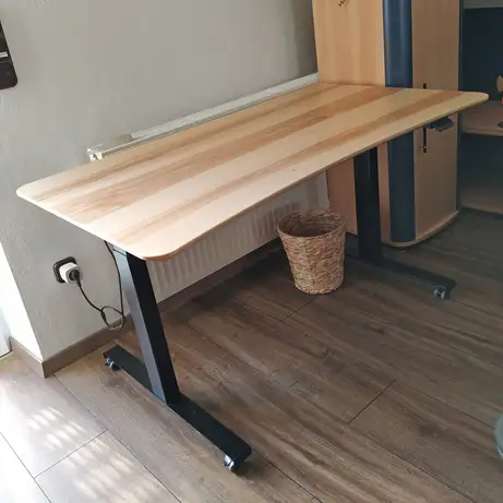 Höhenverstellbarer Schreibtisch aus massiver Buche