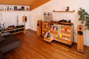 Der perfekte Schallplattenschrank aus Esche Der perfekte Schallplattenschrank mit Beleuchtung