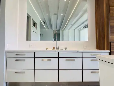 Nussbaum-Massivholzküche mit weißem Blech