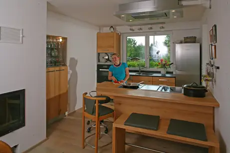 Beidseitig nutzbare Vitrine im ehemaligen Durchgang 