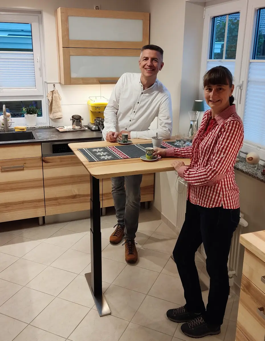 Höhenverstellbarer Esstisch, Arbeitstisch, Stehtisch oder Partytisch Höhenverstellbarer Esstisch, Arbeitstisch, Stehtisch oder Partytisch