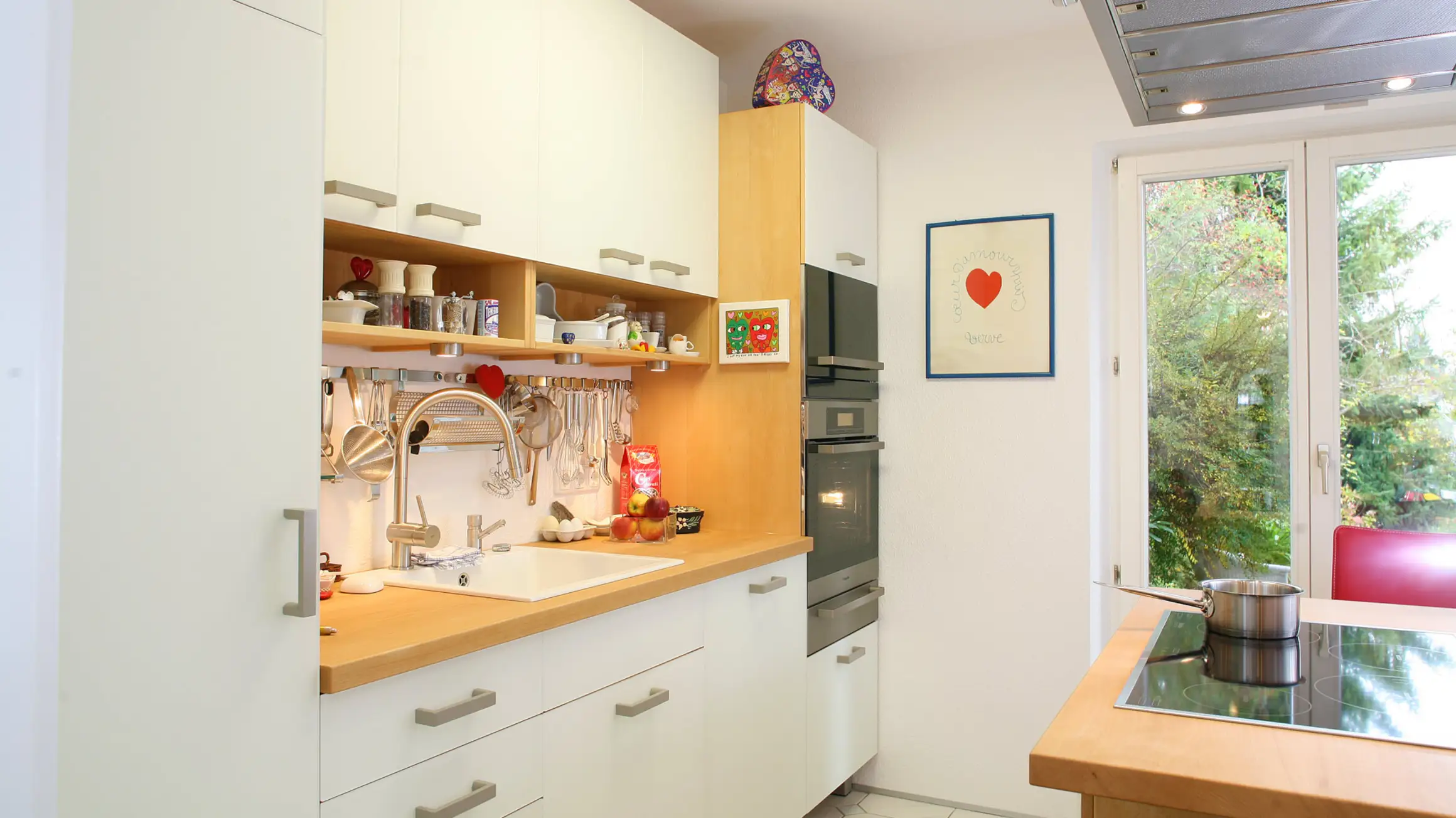 Ganz in weiß Massivholzküche Massivholzküche in Buche mit weißem Glas