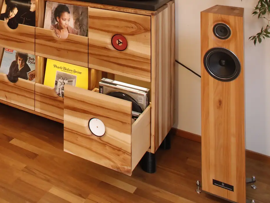 Platz für 26,5 cm Tonbänder in der Schallplattenschublade Platz für 26,5 cm Tonbänder in der Schallplattenschublade