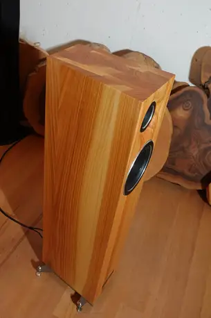 Lautsprecher aus Massivholz in Kirschbaum Lautsprecher aus Massivholz in Kirschbaum