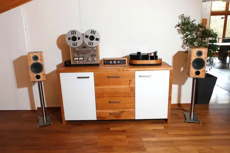 Die komplette Anlage in Massivholz mit der neuen Ella Monitor in Elsbeere auf Edelstahl-Boxenständern Die komplette Anlage in Massivholz mit der neuen Ella Monitor in Elsbeere auf Edelstahl-Boxenständern