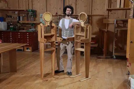 Stummer Diener, links Kirschbaum, rechts Eiche Stummer Diener, links Kirschbaum, rechts Eiche