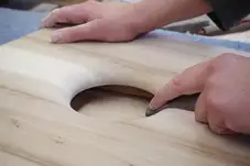 Gefrästes Horn im Schallplattenschrank Gefrästes Horn im Schallplattenschrank