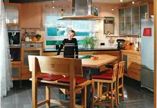 Holzbank mit Rückenlehne