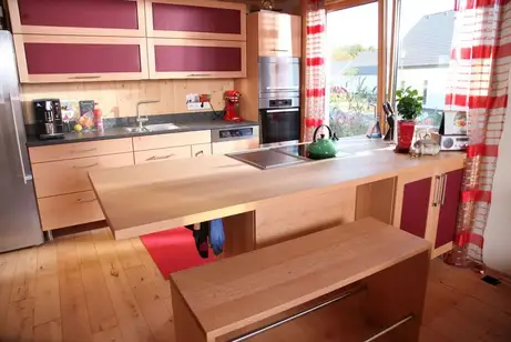 Kochinsel und Oberschränke mit rotem Leder 