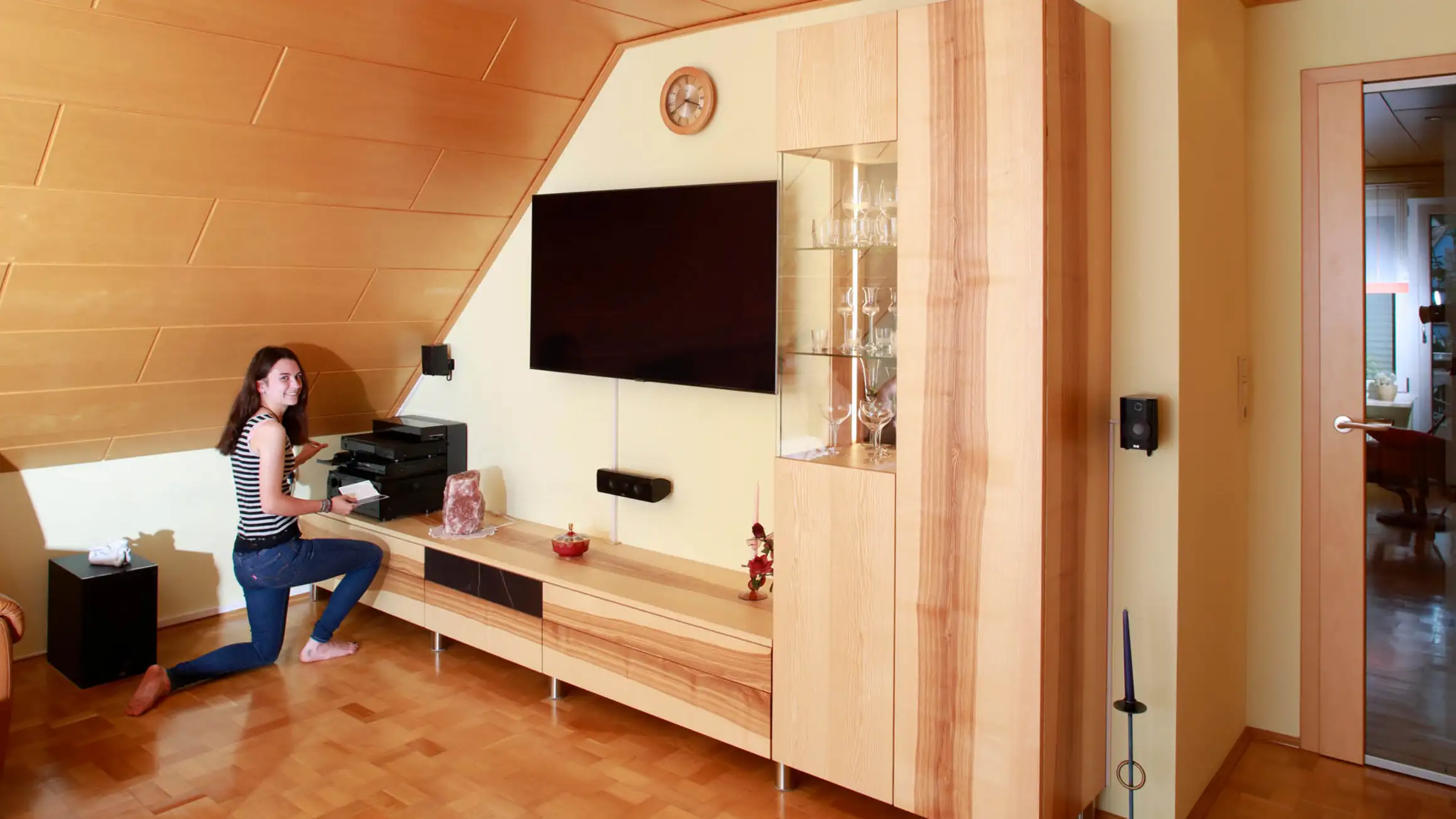 Wohnzimmerin Einzelanfertigung auch für die Dachschräge