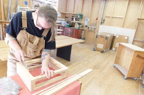 Handarbeit unserer Meisterin am Verstärkergehäuse für Josef S der Wiener Lautsprechermanufaktur Handarbeit unserer Meisterin am Verstärkergehäuse für Josef S der Wiener Lautsprechermanufaktur