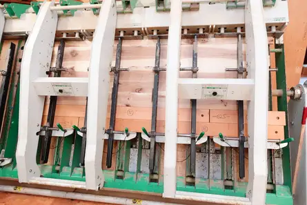 Sargelemente im Verleimständer Sargelemente im Verleimständer