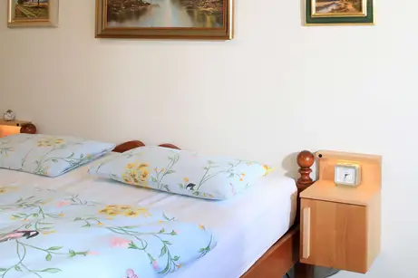 Nachtkästchen aus Ahorn und Kirschbaum 