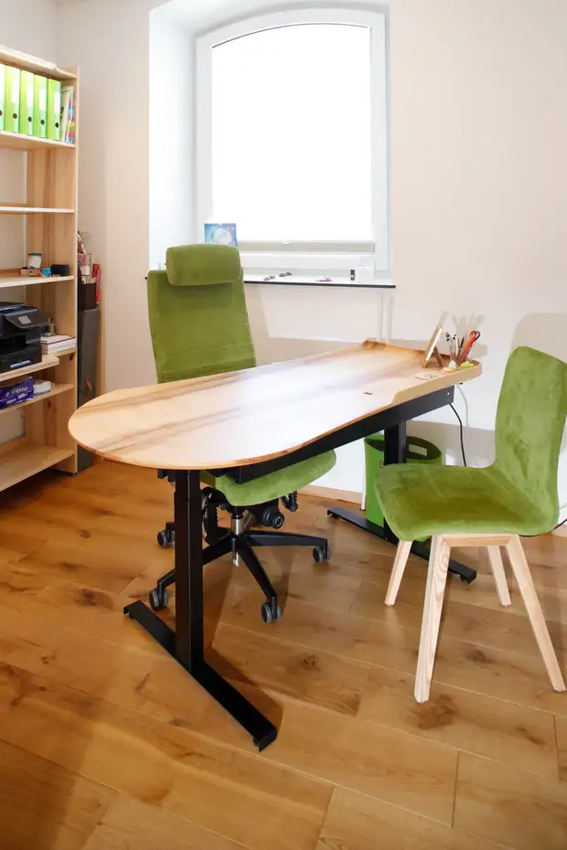 Höhenverstellbarer Schreibtisch in Esche organisch geformt Höhenverstellbarer Schreibtisch in Esche organisch geformt