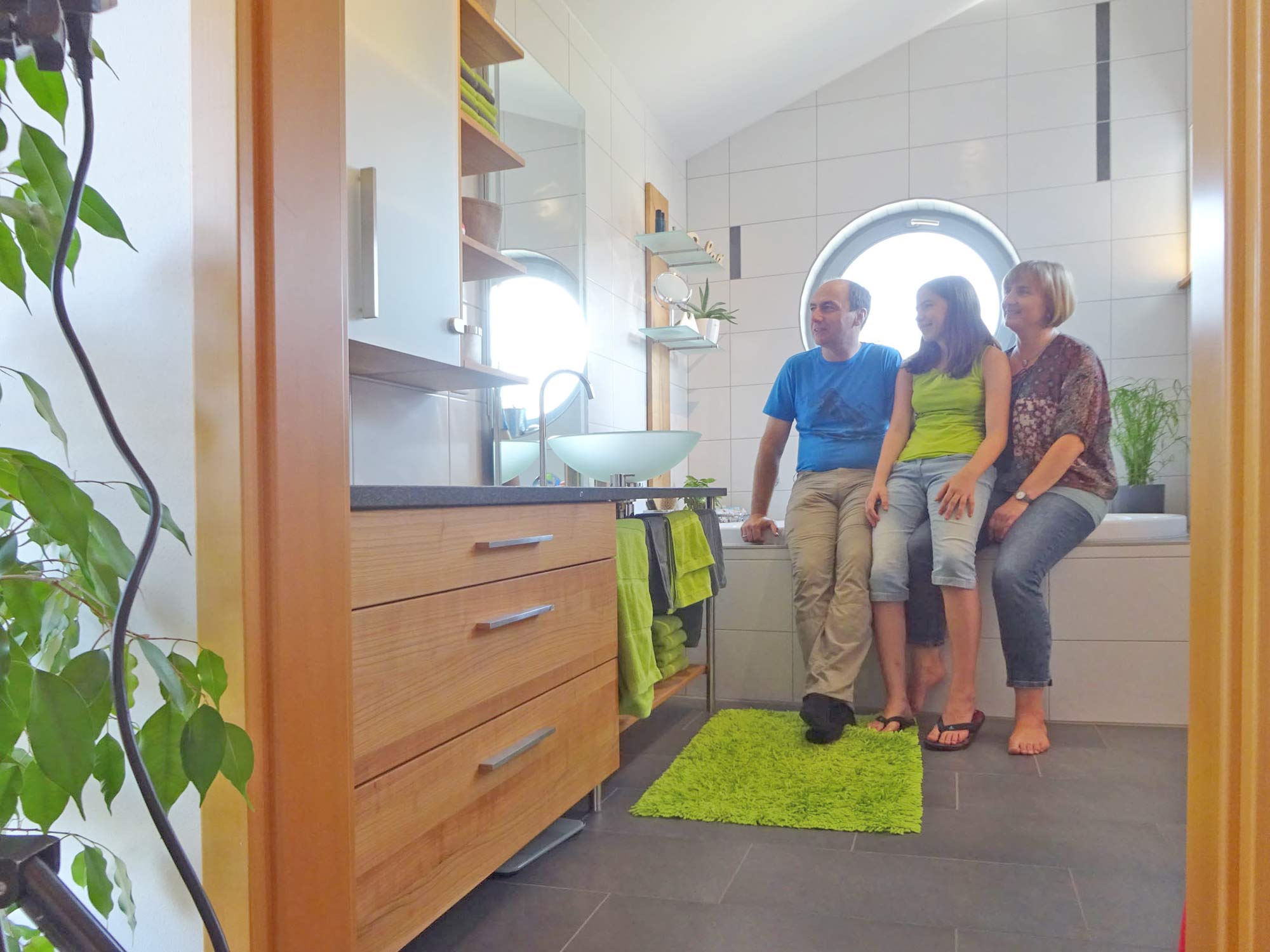 Badezimmer aus massivem Holz: Die Möbelmacher